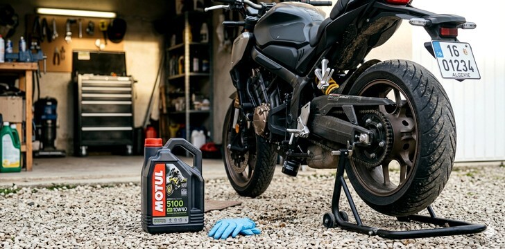 l'huile 10W40 à côté d'une moto pour faire sa vidange
