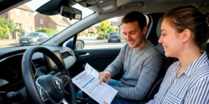 Contrat de leasing auto dans une voiture